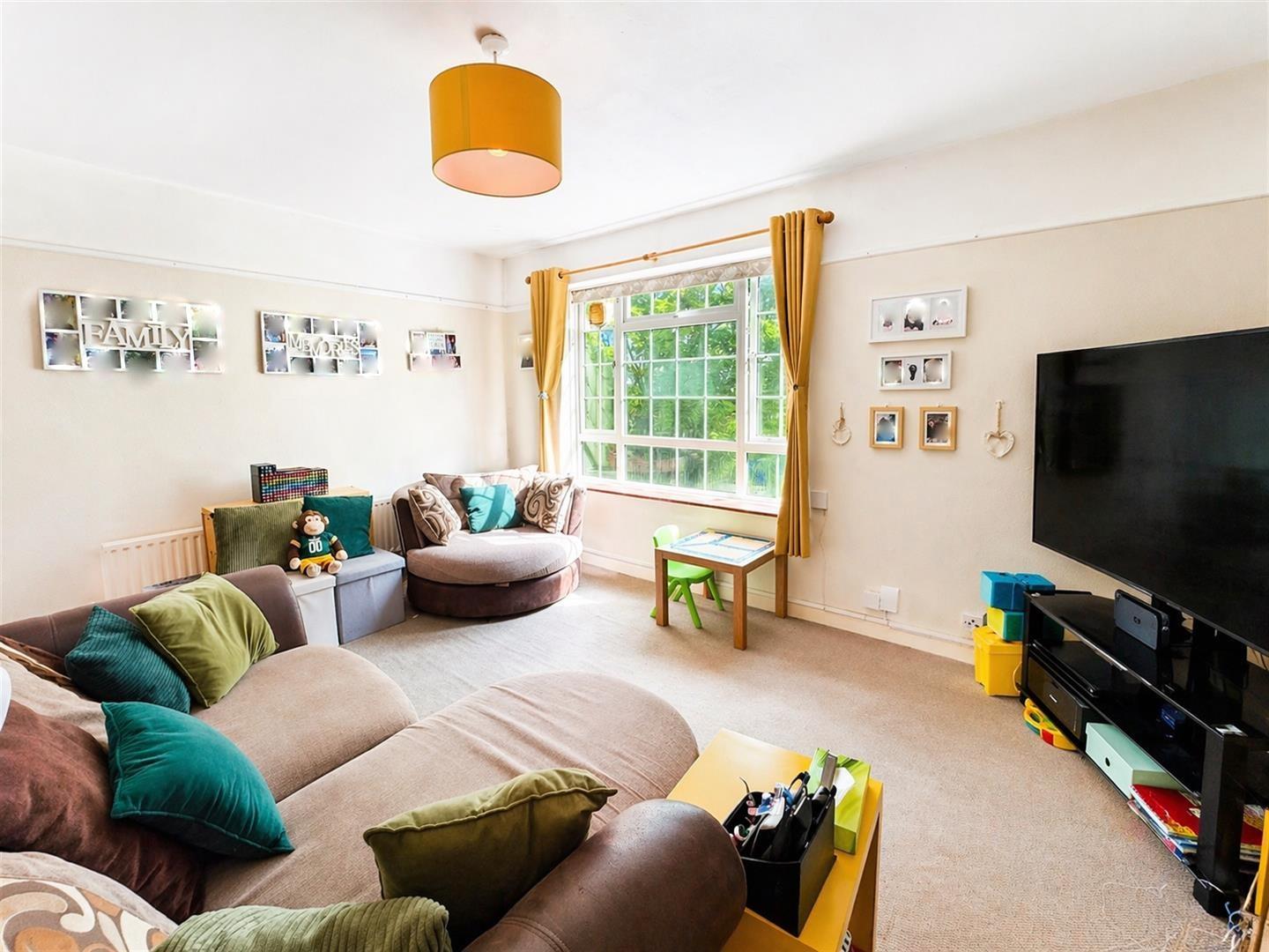 3 bed property in Cheam Village, Cheam, Sutton